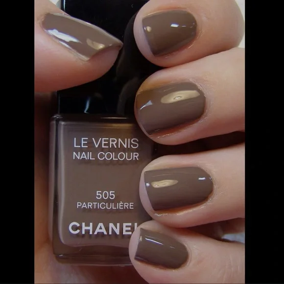 CHANEL Le Vernis Nail Polish - Picture 2 of 5